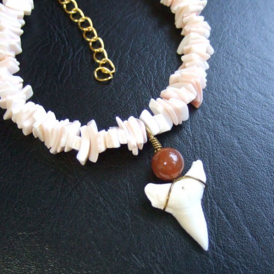 【表示現品】メジロザメの歯と貝殻ビーズのネックレス - BLB-13022
