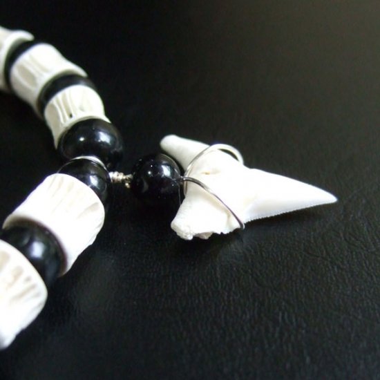 【表示現品】本物のサメの歯ブレスレット - BLB13009