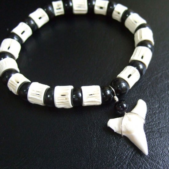 【表示現品】本物のサメの歯ブレスレット - BLB13009