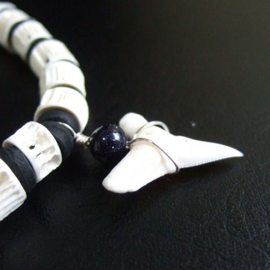 【表示現品】本物のサメの歯ブレスレット - BLB13010