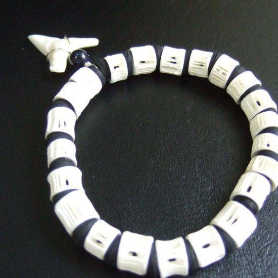 【表示現品】本物のサメの歯ブレスレット - BLB13010