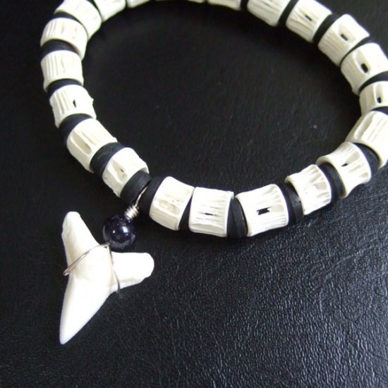【表示現品】本物のサメの歯ブレスレット - BLB13010