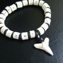 【表示現品】本物のサメの歯ブレスレット - BLB13010 【表示現品】本物のサメの歯ブレスレット - BLB13010