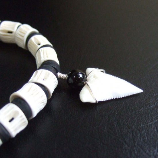 【表示現品】本物のサメの歯ブレスレット - BLB13011