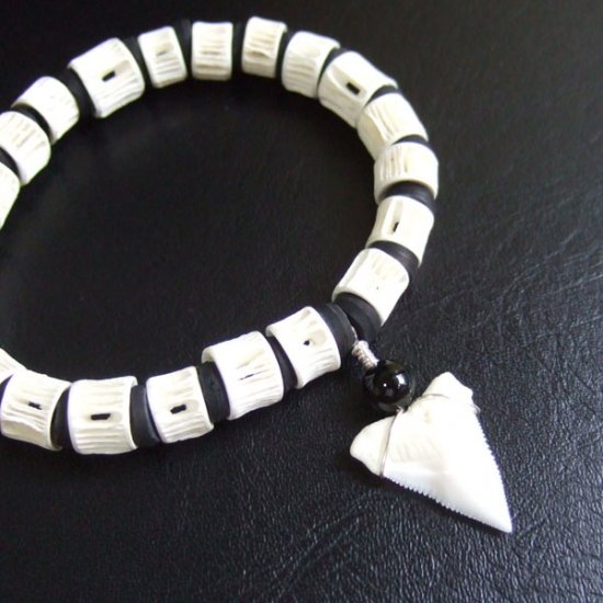 【表示現品】本物のサメの歯ブレスレット - BLB13011