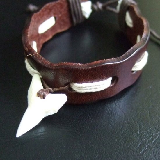 【表示現品】本物のサメの歯レザーブレスレット - BLB13012