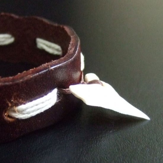 【表示現品】本物のサメの歯レザーブレスレット - BLB13012