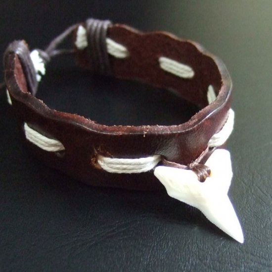 【表示現品】本物のサメの歯レザーブレスレット - BLB13012