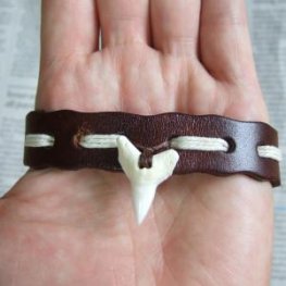【表示現品】本物のサメの歯レザーブレスレット - BLB13012 【表示現品】本物のサメの歯レザーブレスレット - BLB13012