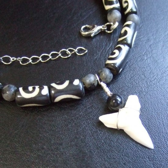 【表示現品】メジロザメの歯 ボーンビーズネックレス - BLN-12038