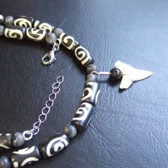 【表示現品】メジロザメの歯 ボーンビーズネックレス - BLN-12038