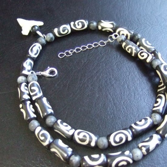 【表示現品】メジロザメの歯 ボーンビーズネックレス - BLN-12038