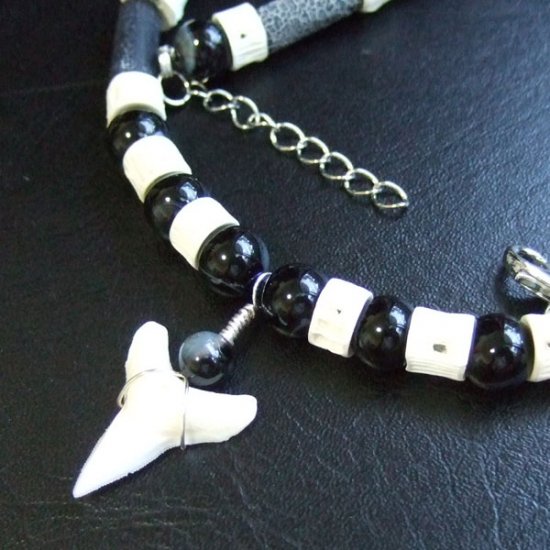 【表示現品】メジロザメの歯ビーズネックレス - BLN-12039