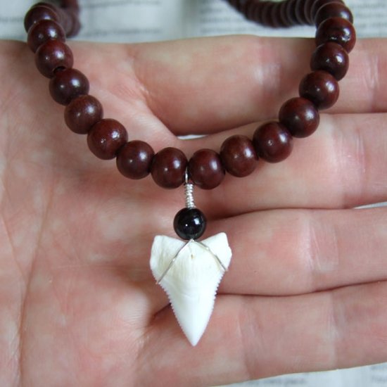 【表示現品】オオメジロザメの歯ウッドビーズチョーカー - BLP11008