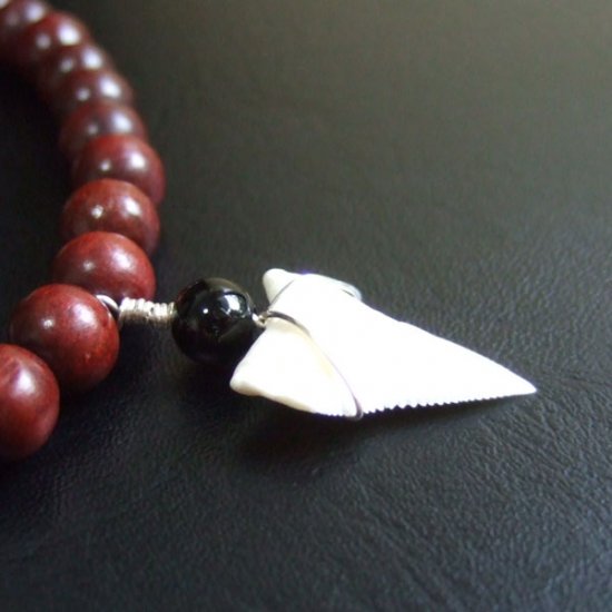 【表示現品】オオメジロザメの歯ウッドビーズチョーカー - BLP11008