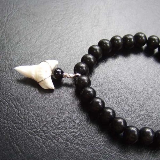 【表示現品】オオメジロザメの歯ウッドビーズブレスレット - STB-13035