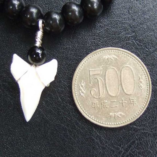 【表示現品】オオメジロザメの歯ウッドビーズブレスレット - STB-13035