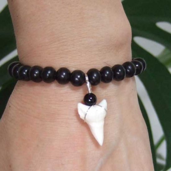 【表示現品】オオメジロザメの歯ウッドビーズブレスレット - STB-13035