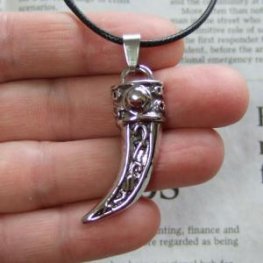 牙デザイン　ステンレスペンダント - 50005edd