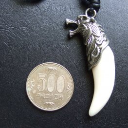 牙デザイン　ボーンカービングペンダント（オオカミ） - 50044efg