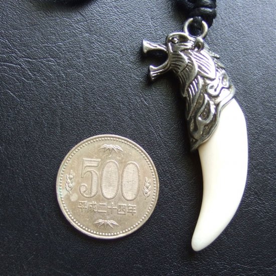 牙デザイン　ボーンカービングペンダント（オオカミ） - 50044efg