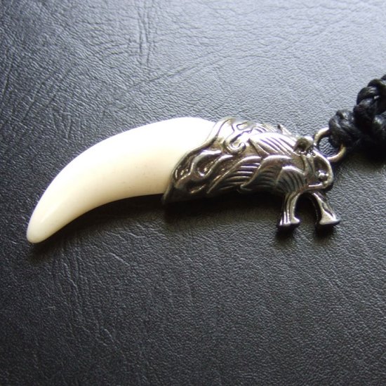 牙デザイン　ボーンカービングペンダント（オオカミ） - 50044efg