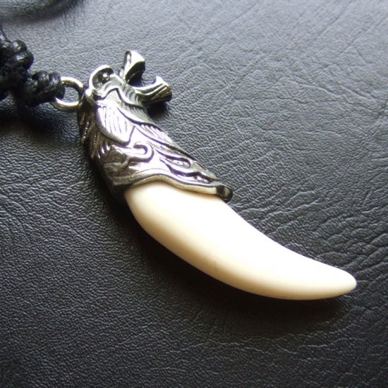 牙デザイン　ボーンカービングペンダント（オオカミ） - 50044efg