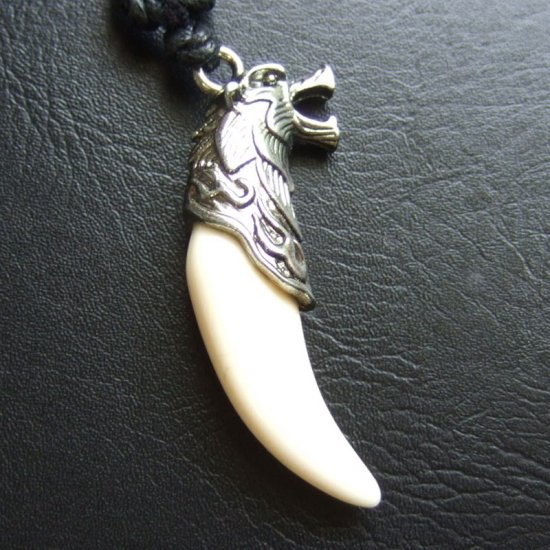 牙デザイン　ボーンカービングペンダント（オオカミ） - 50044efg