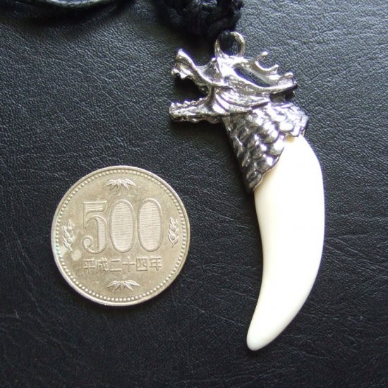 牙デザイン　ボーンカービングペンダント（竜） - 50046efg