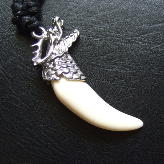 牙デザイン　ボーンカービングペンダント（竜） - 50046efg