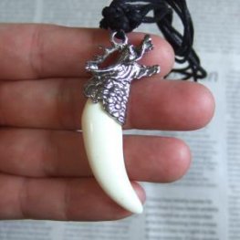 牙デザイン　ボーンカービングペンダント（竜） - 50046efg