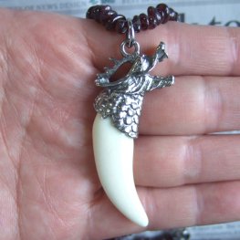 【表示現品】牙デザイン ボーンカービングペンダント(竜) - 50059efg 【表示現品】牙デザイン ボーンカービングペンダント(竜) - 50059efg