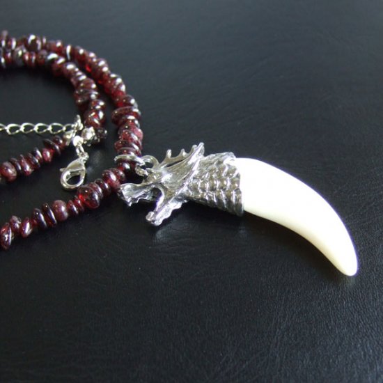 【表示現品】牙デザイン　ボーンカービングペンダント（竜） - 50059efg