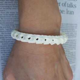 Mサイズヘビの骨製ブレスレット - ESB-50078