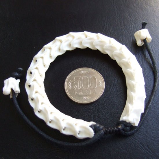 Mサイズヘビの骨製ブレスレット - ESB-50078