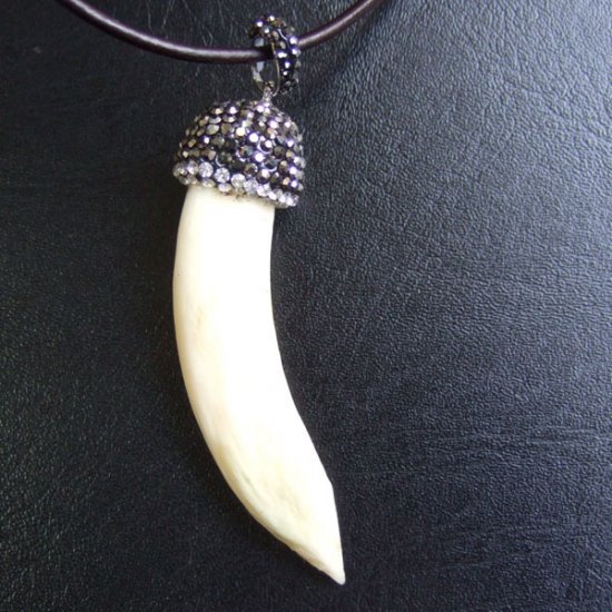 表示現品】イノシシの牙ペンダント - FBT-50080 [FBT-50080] - 5,400円