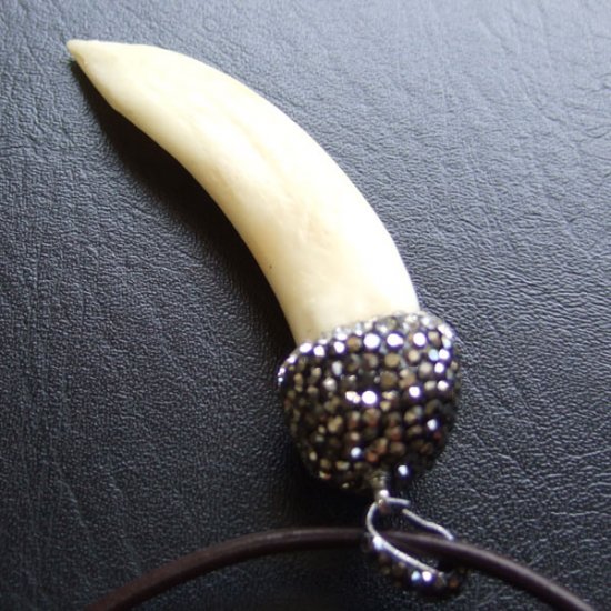 【表示現品】イノシシの牙ペンダント - FBT-50080