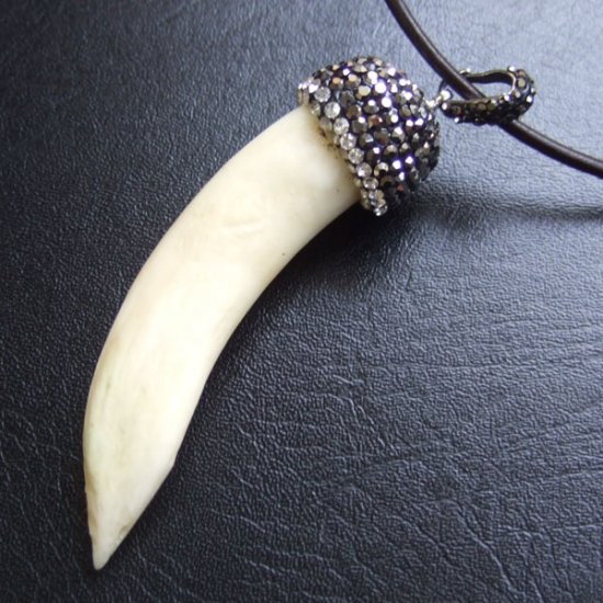 【表示現品】イノシシの牙ペンダント - FBT-50080