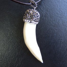 【訳あり現品】イノシシの牙ペンダント - FBT-50082