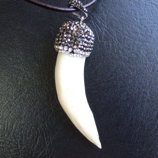 【訳あり現品】イノシシの牙ペンダント - FBT-50082