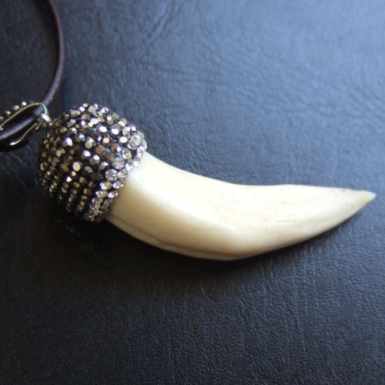 【訳あり現品】イノシシの牙ペンダント - FBT-50082