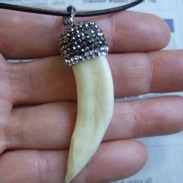 【訳あり現品】イノシシの牙ペンダント - FBT-50082