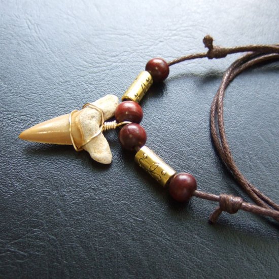 【表示現品】サメの歯化石 ペンダント（3.2cm） - 30233zhb