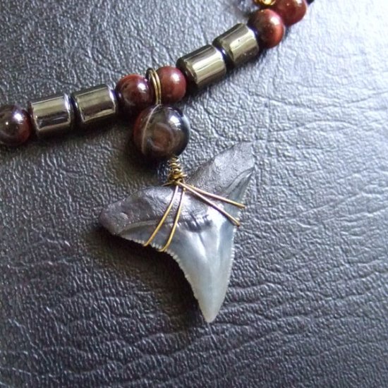 【表示現品】サメの歯化石 ヘマタイト・タイガーアイビーズネックレス - 30288zhb