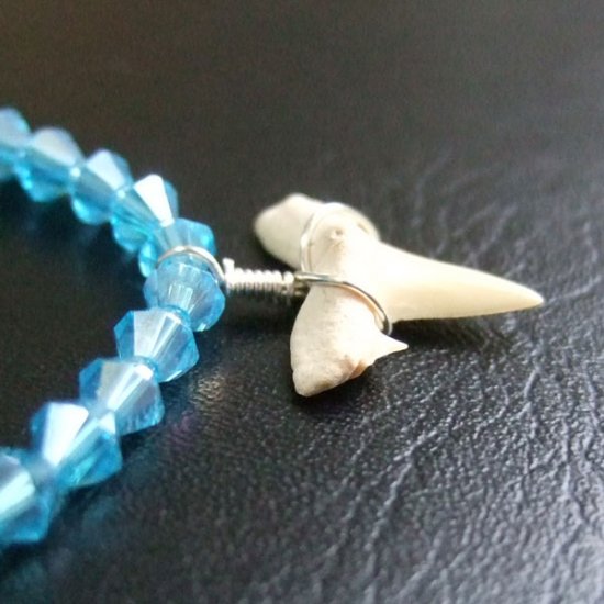 【表示現品】サメの歯化石グラスビーズブレスレット - 30315zhb