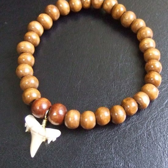 【表示現品】シロワニの仲間の歯の化石　ウッドビーズブレスレット - SFB13002