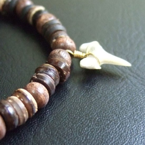 【表示現品】シロワニの仲間の歯の化石　ウッドビーズブレスレット - SFB13005