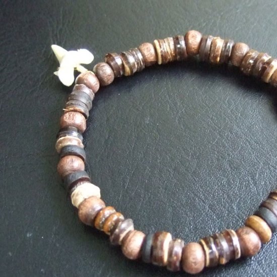 【表示現品】シロワニの仲間の歯の化石　ウッドビーズブレスレット - SFB13005