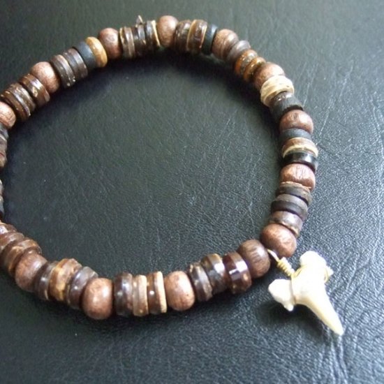 【表示現品】シロワニの仲間の歯の化石　ウッドビーズブレスレット - SFB13005