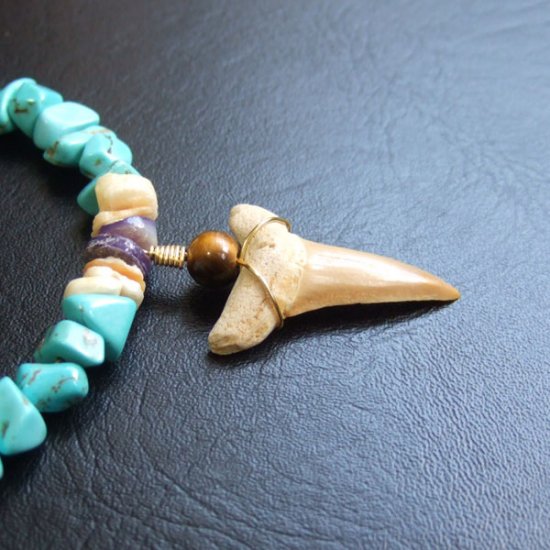 【表示現品】古代シロワニの仲間の歯化石　ビーズブレスレット - STF-16003